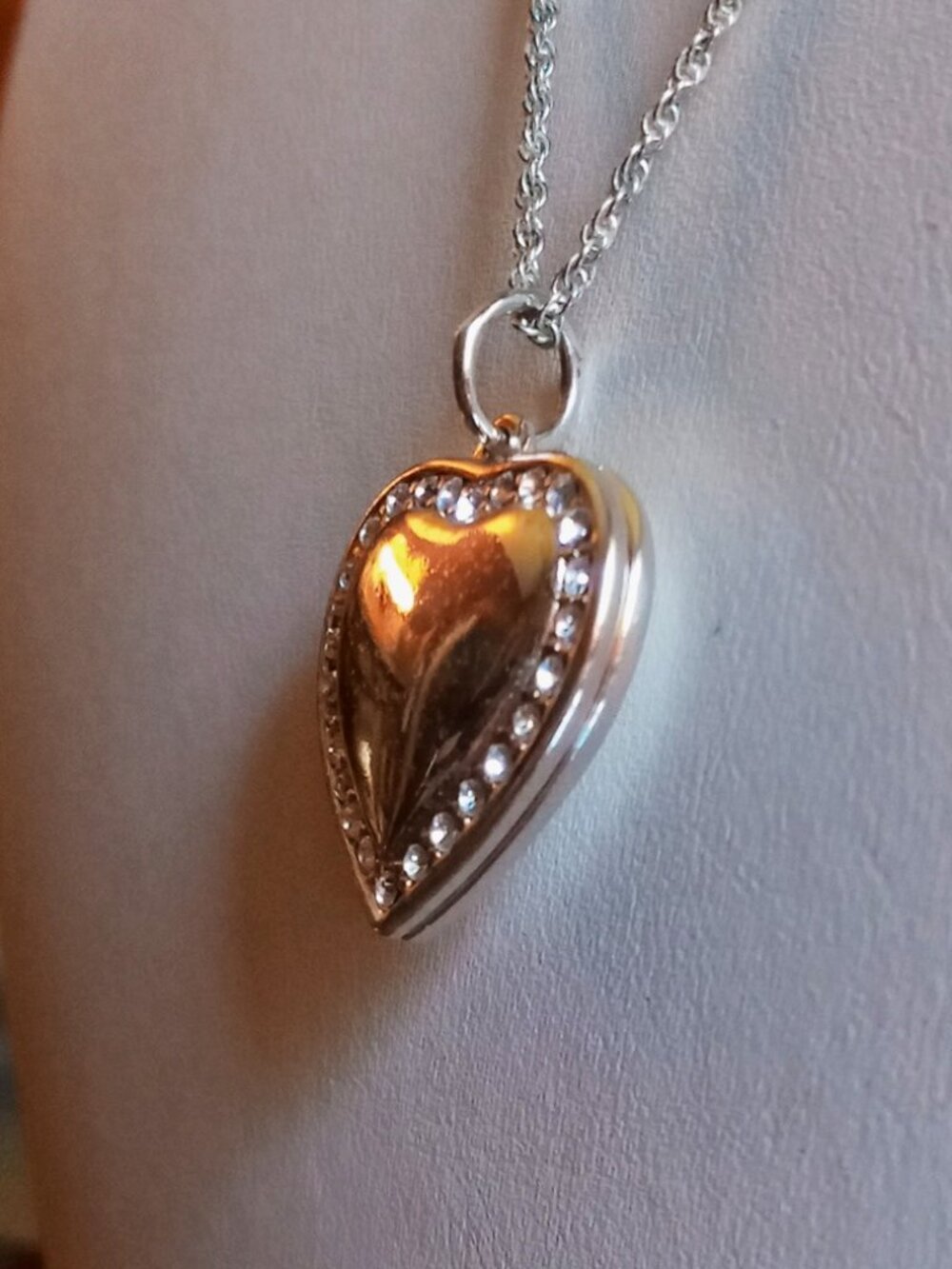 ✧✧✧❤︎ Vintage 2004 Avon "Rhinestone Halo" Heart Locket ❤︎✧✧✧ - Picture 12 of 16